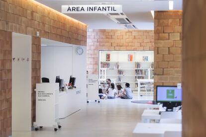 La biblioteca Joan Maragall, de Barcelona, assaja amb nous espais pensats per estar-s’hi, llegint o no.