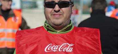 Un trabajador de Coca-Cola, este viernes en la primera jornada de huelga. 