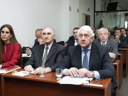 El expresidente Fernando de la R&uacute;a (en el centro), ante el tribunal ayer en Buenos Aires.