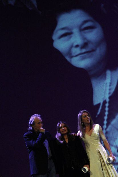 Victor Manuel, Tania Libertad y Ana Belén,  en el homenaje a Mercedes Sosa.