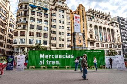 Contenedor, aparcado en la plaza del Ayuntamiento de Valencia dentro de la campaña Mercancías al tren.