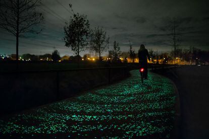 El primer carril bici fluorescente del mundo, en Nuenen. El cielo estrellado de Van Gogh sobre el asfalto.