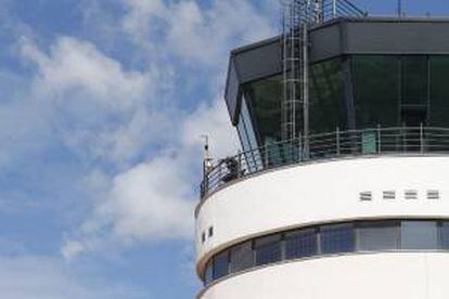 En la imagen se observa una persona en la torre de control del aeropuerto de Castellón. EFE/Archivo