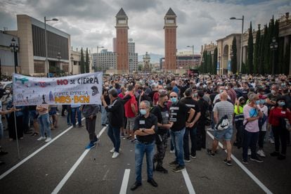Protesta de trabajadores de Nissan en la avenida Maria Cristina de Barcelona.