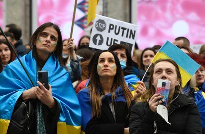 Decenas de ucranias concentradas en la madrileña plaza de Callao este domingo para reivindicar el fin de la guerra.