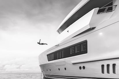 Salto desde cubierta del yate 'Cloudbreak', una de las imágenes del libro de Assouline 'Yachts: The Impossible Collection'.