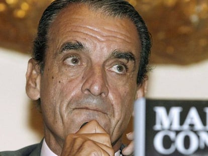 El expresidente de Banesto, Mario Conde, en la presentación de uno de sus libros, en septiembre de 2009. G. Cuevas EFE / EL PAÍS VÍDEO