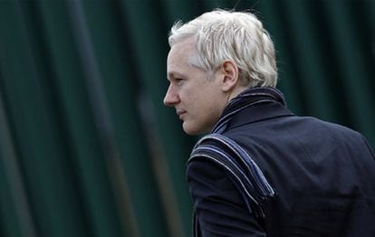 Julian Assange, a su llegada al tribunal de Belmarsh, en Londres, esta mañana.