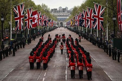 Policías desplegados en el recorrido llamado la procesión del rey. Más de 11.000 agentes han sido desplegados por las calles de la capital británica. 