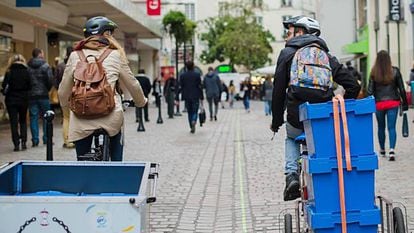 Ciclistas de La Tricyclerie por las calles de Nantes (Francia).