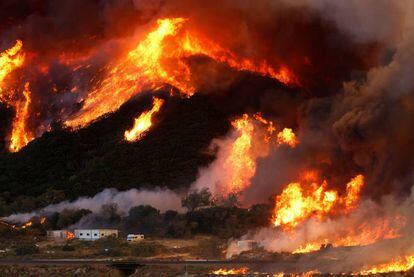Las llamas arrasan una colina cerca de unas autocaravanas en San Bernardino (California, EE UU).