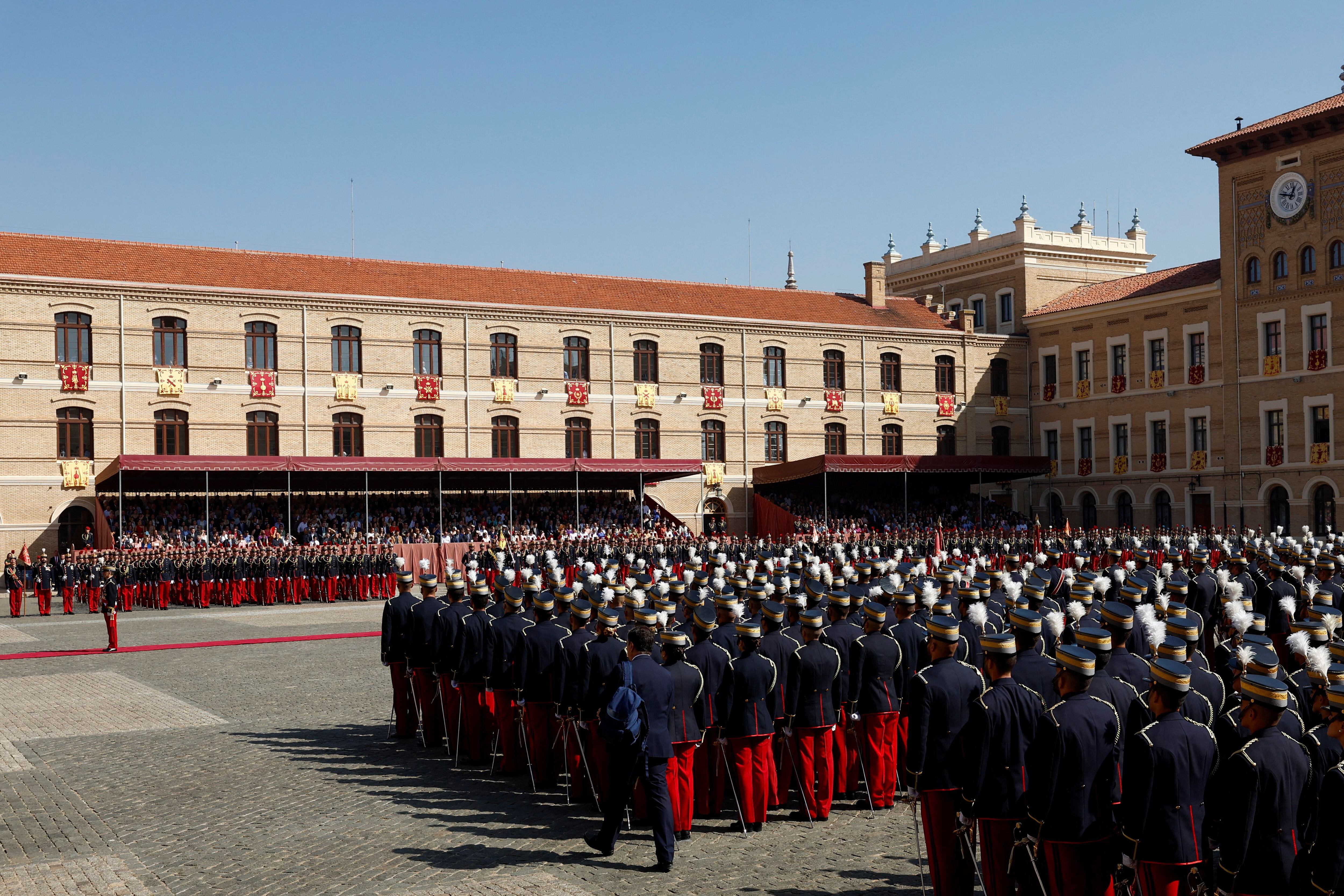 La plaza de armas de la Academia Militar de Zaragoza se ha engalanado con reposteros con los emblemas de los cuerpos y armas del Ejército de Tierra para acoger a las 2.500 personas que han asistido a la ceremonia de jura de bandera de los cadetes.