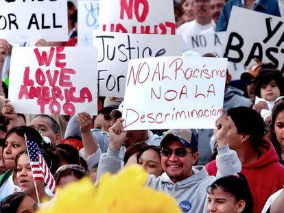 Manifestaci&oacute;n en defensa de los derechos de los inmigrantes en Kansas en 2006.