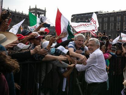 El presidente de México, Andrés Manuel López Obrador, abraza a sus simpatizantes durante su llegada al Zócalo capitalino.