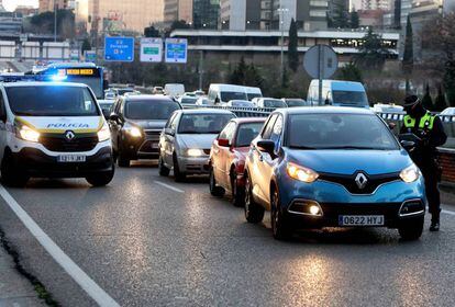 Control de la policía municipal durante un episodio de contaminación en Madrid en 2016.