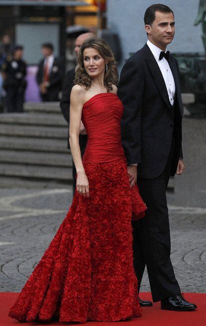 Los Príncipes de Asturias, a su llegada a la cena de gala ofrecida por el Gobierno sueco en la víspera del enlace real.