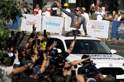 Checo Pérez, piloto de Fórmula 1, durante el espectáculo en Guadalajara.