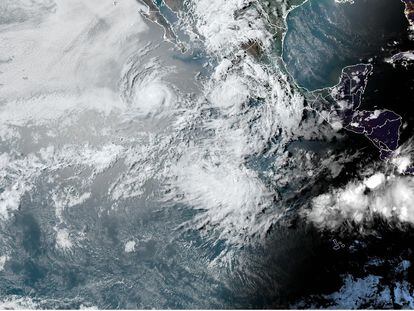 Fotografía satelital de la tormenta tropical 'Beatriz' cerca de la costa mexicana del Pacífico.