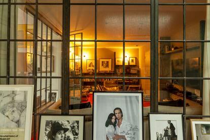 En el recibidor de su casa, Bella Freud tiene pósteres de exposiciones de su padre, retratos de sus amigos famosos, incluido uno del músico australiano Nick Cave (en el centro de la imagen).