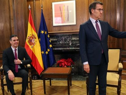 Reunión entre el Presidente del Gobierno, Pedro Sánchez y el líder de la oposición (PP), Alberto Núñez Feijóo, en el Congreso de los Diputados este viernes.