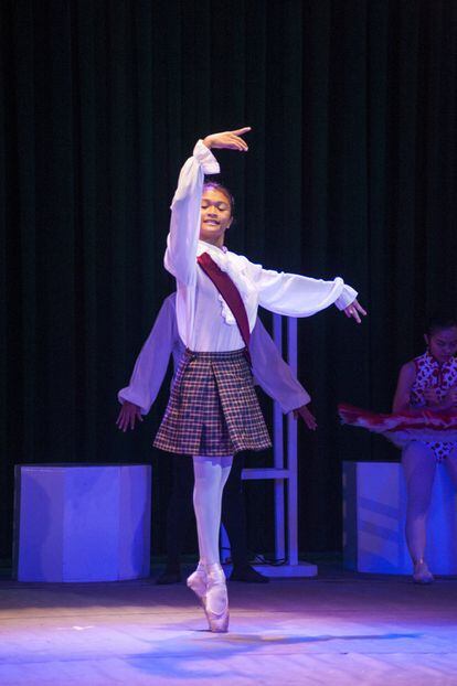 Celine durante una actuación navideña en la Escuela LaSalle. La pequeña bailarina recuerda que su vida sin familia era muy dura. Pero se siente una privilegiada gracias a la Fundación Tuloy. 