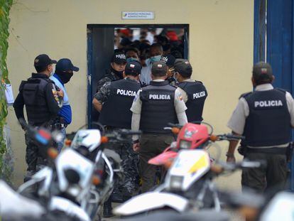 Operativo policial en el Centro de Privación de Libertad de Guayaquil.