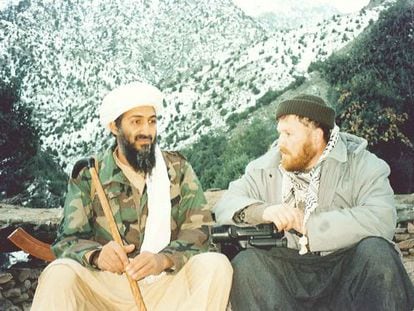 Osama Bin Laden y Mustafá Setmarian en Tora Bora, en 2001