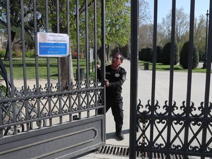Un trabajador de seguridad cierra al público una de las entradas al madrileño parque del Retiro, el pasado marzo.