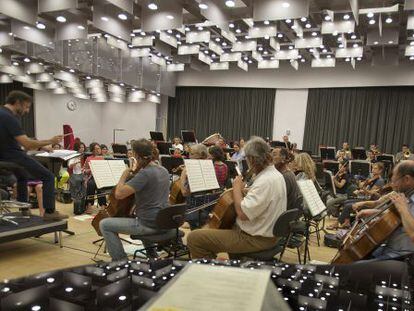 Ensayo de la orquesta del Liceo.