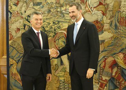 El Rey Felipe posa para la foto con el presidente argentino, Mauricio Macri, en el Palacio de la Zarzuela.