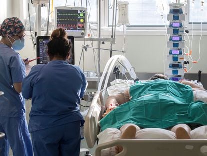 Dos enfermeras atienden a un paciente en la UCI del hospital Reina Sofía de Murcia, este lunes.