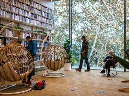 Una sala de lectura de la biblioteca García Márquez de Barcelona, obra de los arquitectos Elena Orte y Guillermo Sevillano (Suma Arquitectura).