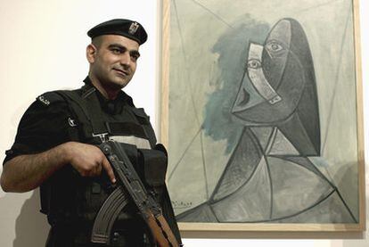 Un policía custodiaba el jueves <i>Busto de mujer, </i>en la Academia de Arte de Palestina.