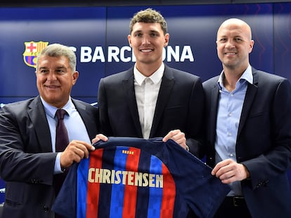 Joan Laporta y Jordi Cruyff flanquean a Christensen en el día de su presentación.