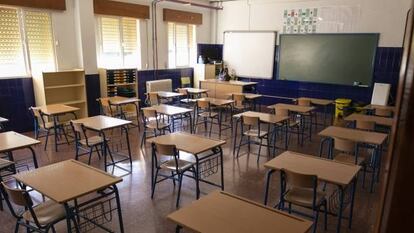 Aula vacía de un colegio de Granada.