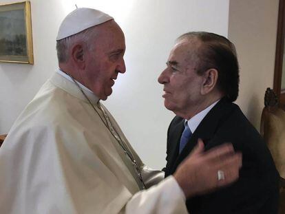 El Papa Francisco saluda a Carlos Sa&uacute;l Menem en Santa Marta.