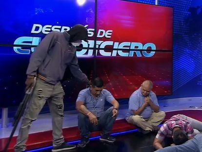 Fotograma de la transmisión del canal TC Noticias de Guayaquil mientras su noticiero fue interrumpido por hombres armados.