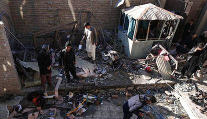 Da&ntilde;os provocados por un atentado suicida, el pasado diciembre en Kabul.