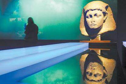 Una cabeza de la época ptolemaica extraída del mar frente a Alejandría, en la exposición en Berlín.