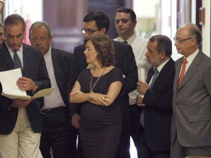 Los portavoces parlamentarios del PSOE, José Antonio Alonso, y del PP, Soraya Saenz de Santamaría, entre otros, registran la propuesta de reforma.