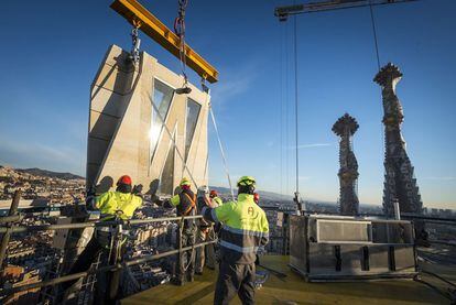 Cuenta este documental que el proceso de construcción se realiza 'in situ' pero también en un taller gigante en Galera, a 80 kilómetros de Barcelona, donde el equipo trabaja de forma conjunta para construir grandes paneles, premontados como una pieza única que luego es encajada como si de un puzle se tratara. 826 paneles se colocarán en un tiempo récord, con una técnica que no se había usado nunca antes en edificios de tanta altura, que acelera 10 veces la construcción y proporciona un mayor perfeccionismo. "Es como un 'lego' con piezas de 25 metros cuadrados, de 25 toneladas, pero solo tenemos un milímetro de margen para poder encajar estas piezas tan grandes", dice Jaume Torreguitart, el encargado de obra.