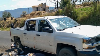 Uno de los vehículos baleados en la zona de Llano Grande en Coatepec Harinas.