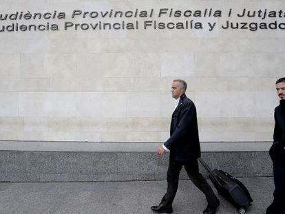 Sebastián García, proveedor y encargado de informática de Emarsa, ayer frente al juzgado.