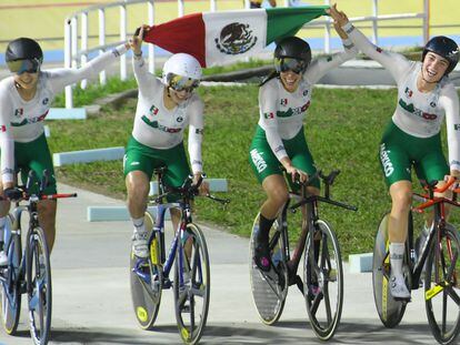 El equipo femenino de México celebra su medalla de oro obtenida en el evento de persecución por equipos de ciclismo de pista, en los Juegos Centroamericanos.