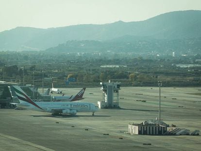 Un avió d'Emirates a l'aeroport del Prat.