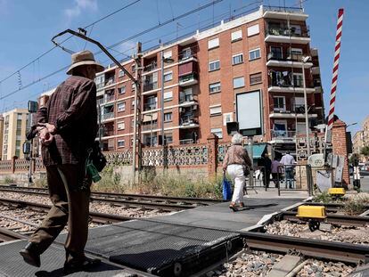 Paso a nivel de la estación de Alfafar (Valencia), donde han fallecido en las últimas décadas varias personas arrolladas por el paso de los trenes.