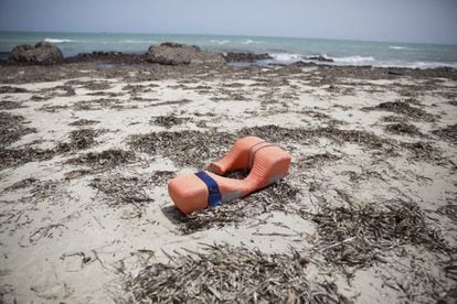 Un chaleco salvavidas permanece tirado en una playa donde han aparecido los cuerpos sin vida de inmigrantes al oeste de Trípoli, en Libia.