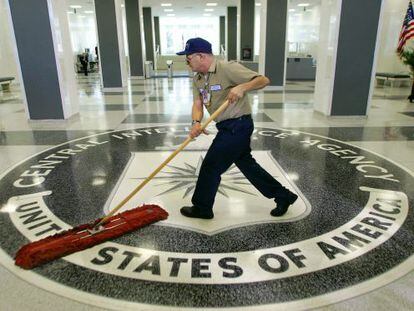 Un empleado limpia el acceso principal de la sede de la CIA. / AP