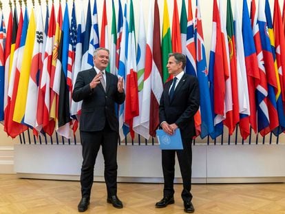 El secretario general de la OCDE, Mathias Cormann, junto al secretario de Estado de EE UU, Antony Blinken, en París el 25 de junio.