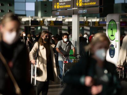 Varios pasajeros con maletas en el aeropuerto de El Prat, a 19 de noviembre de 2021, en Barcelona.